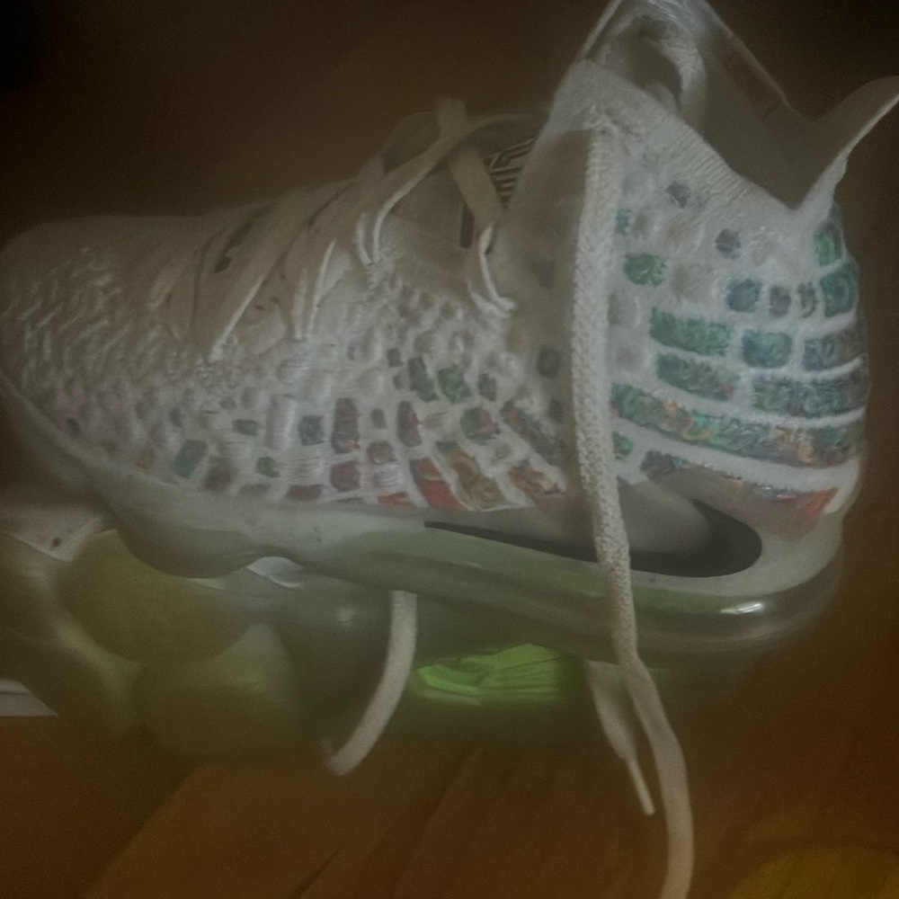 Lebron 17 Easter like new good condition size 4 youth
